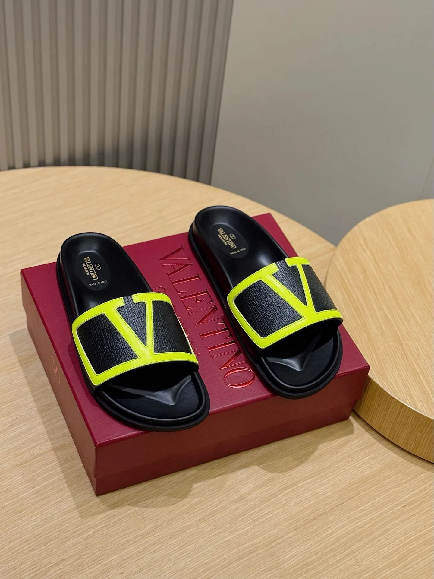 [VALENTINO] Top P: 540💰 Size: 39-44 (customized at 38.45) 🆕2025VLT — Valentino’s latest summer men’s slippers. The use of imported cowhide elements on slippers has been sublimated! It is worthy of recognition both visually and in terms of quality. Excellent quality, comfortable and durable! The embellishment of the perforated V hardware on the toe adds a sense of fashion! Cowhide feet